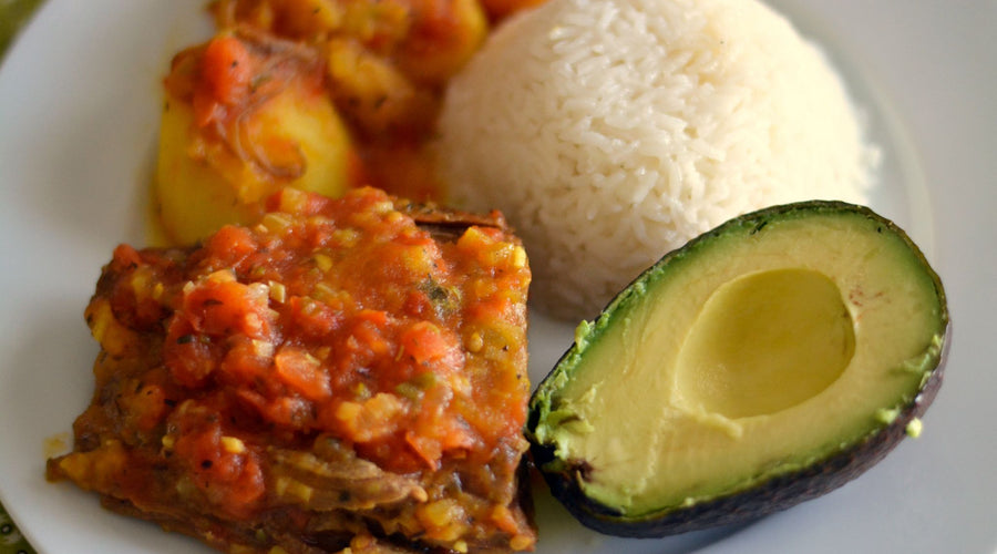 Apetecible y suave Sobrebarriga bañada en salsa criolla